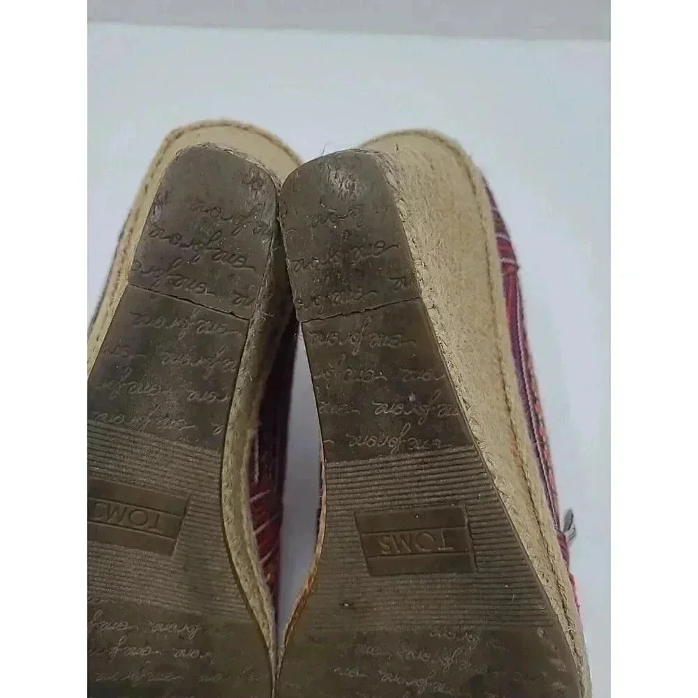 Toms details gently
